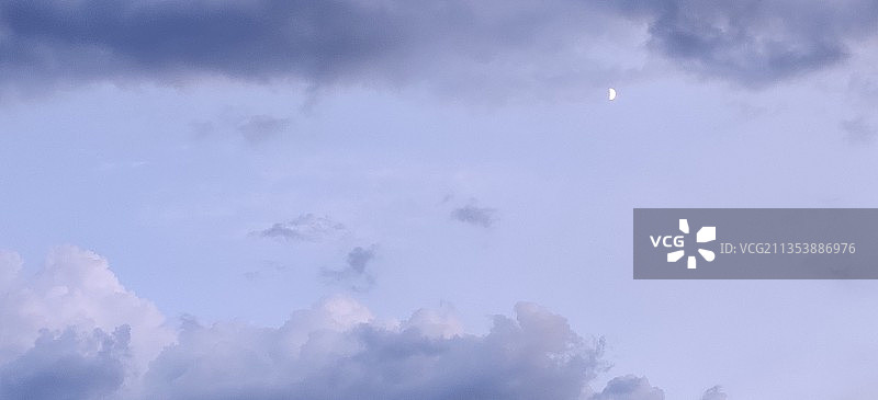 天空中云的低角度视图图片素材