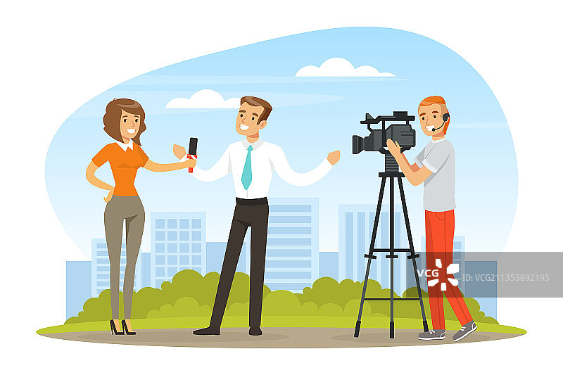 女电视记者用麦克风讲话图片素材