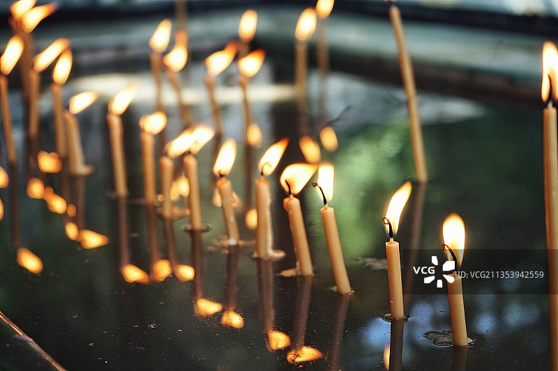 寺庙中被照亮的蜡烛特写图片素材