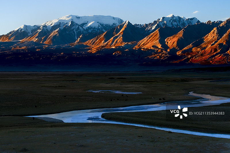 雪山河流图片素材