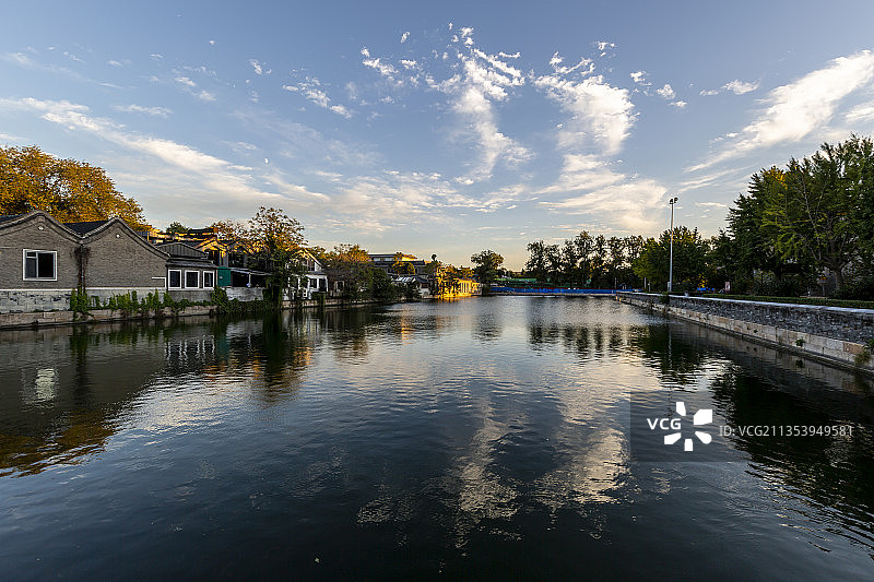蓝天白云下的北京故宫护城河筒子河图片素材