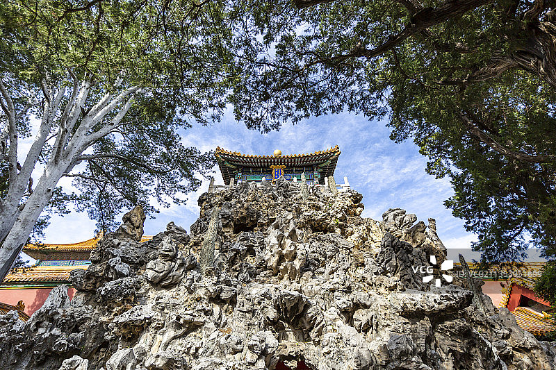 蓝天白云下的北京故宫御花园堆秀山图片素材