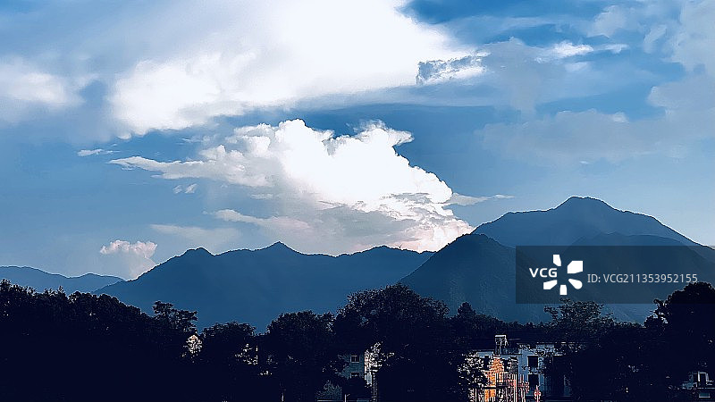 背靠天空的剪影山景（江西鹰潭龙虎山）图片素材