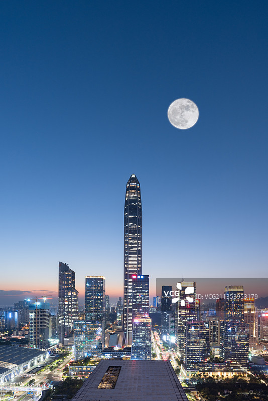 深圳城市繁华夜景和中秋节圆月概念图片素材