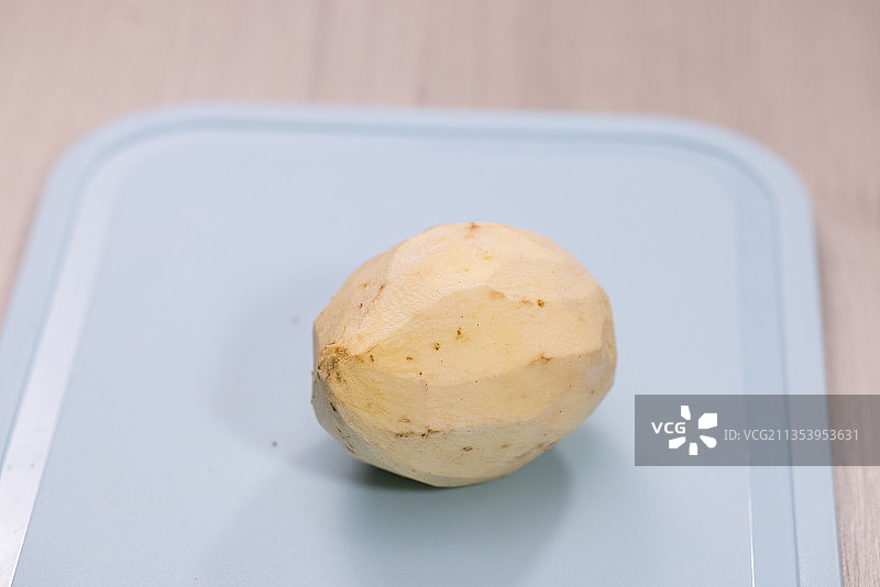 厨师准备制作拔丝地瓜切块图片素材