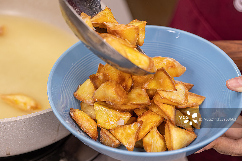 厨师准备制作拔丝地瓜图片素材