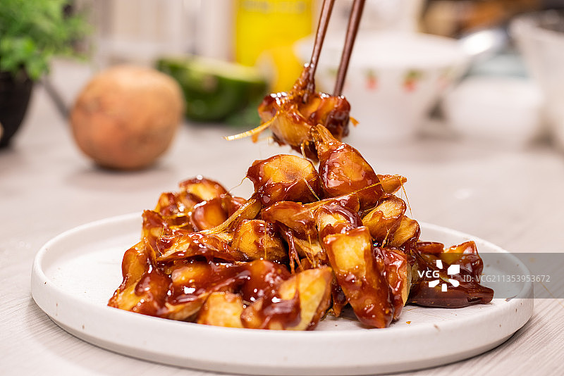 厨师准备制作拔丝地瓜图片素材