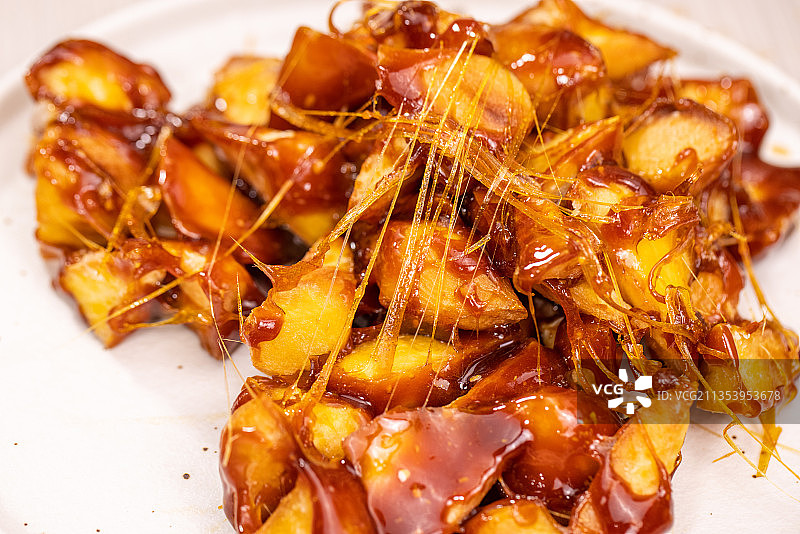 厨师准备制作拔丝地瓜图片素材