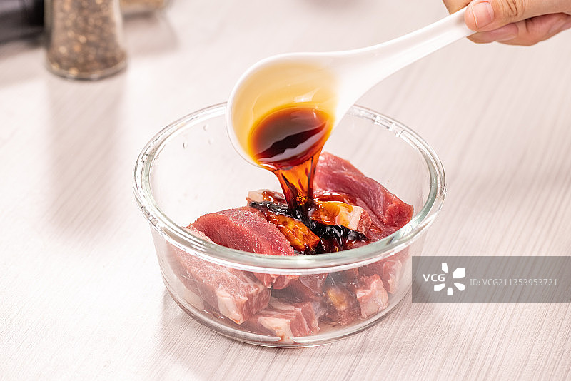 厨师准备制作牛肉图片素材