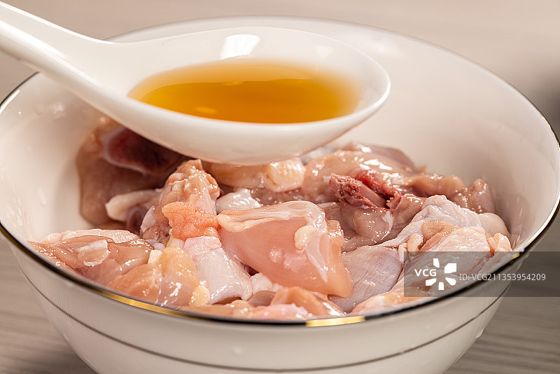 厨师制作腌制鸡肉图片素材