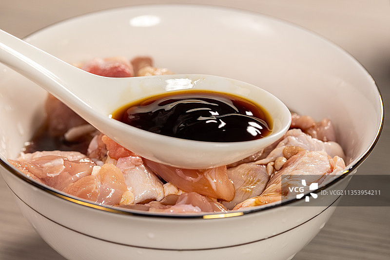 厨师制作腌制鸡肉图片素材