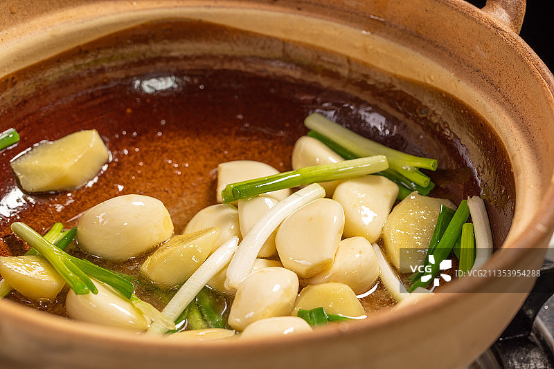 广东啫啫煲大蒜头图片素材