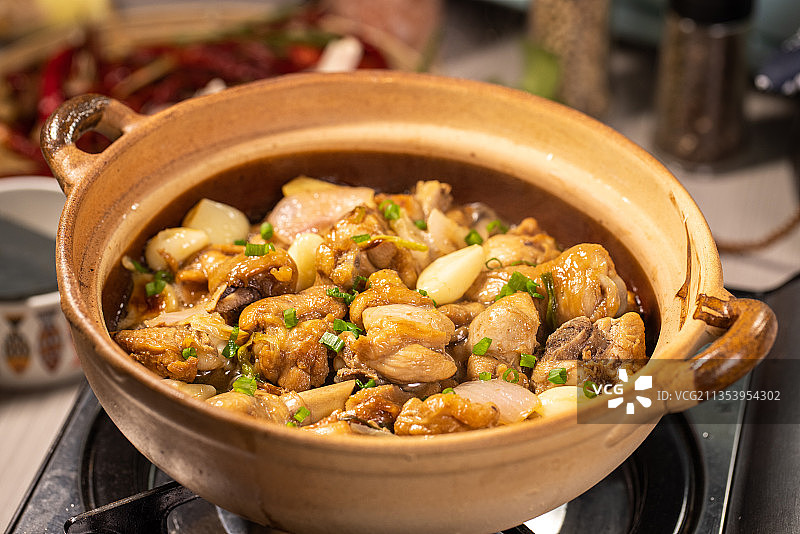 广东厨师制作啫啫鸡煲图片素材