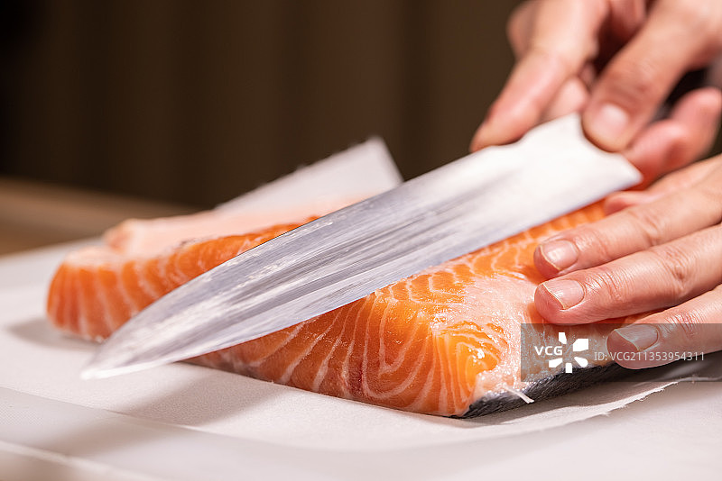 日本料理厨师制作三文鱼刺身图片素材