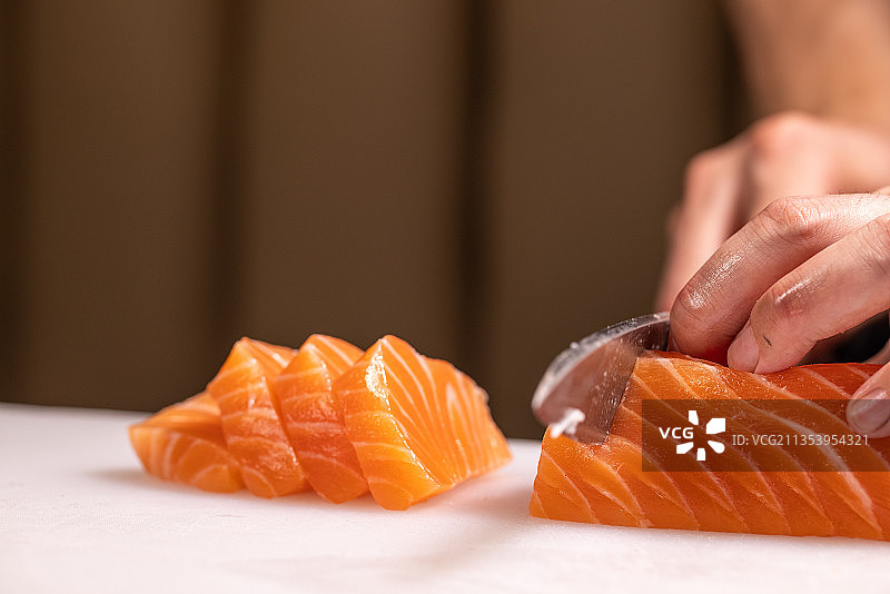 日本料理厨师制作三文鱼刺身图片素材