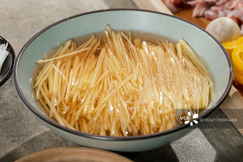 一碗新鲜的土豆丝图片素材