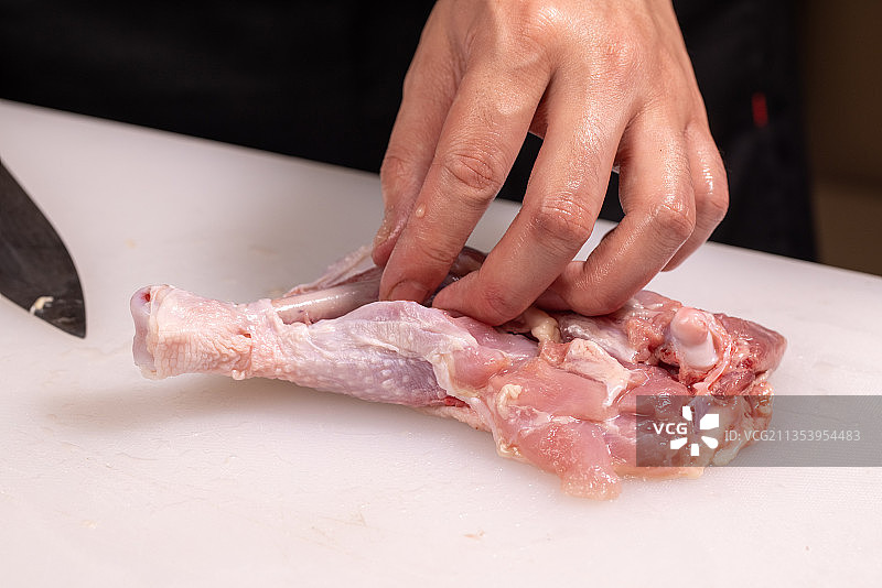 刀切分解鸡腿肉图片素材