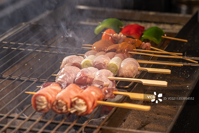 日本料理烧鸟炭火烧烤鸡肉串图片素材
