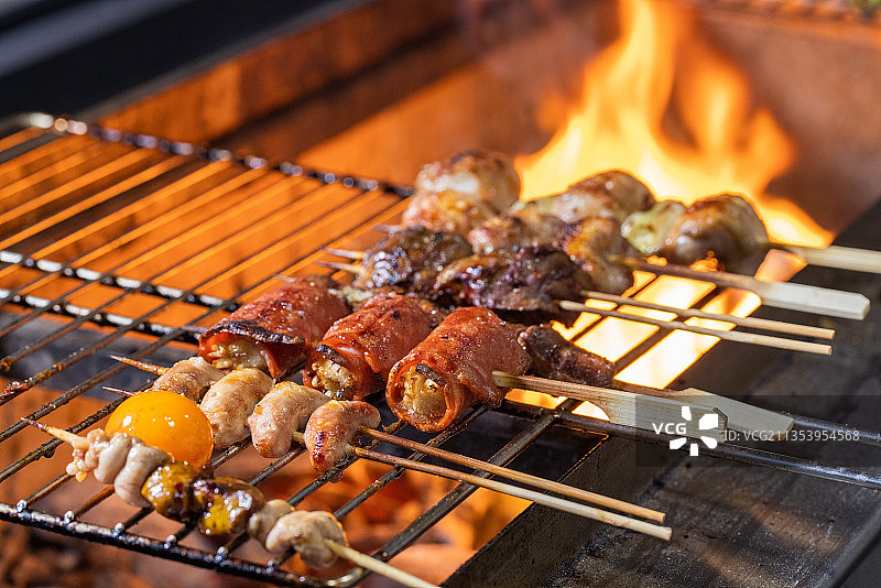 日本料理烧鸟炭火烧烤鸡肉串图片素材