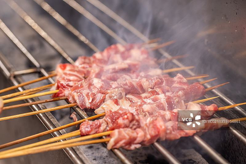 东北烧烤炭火烤羊肉串图片素材