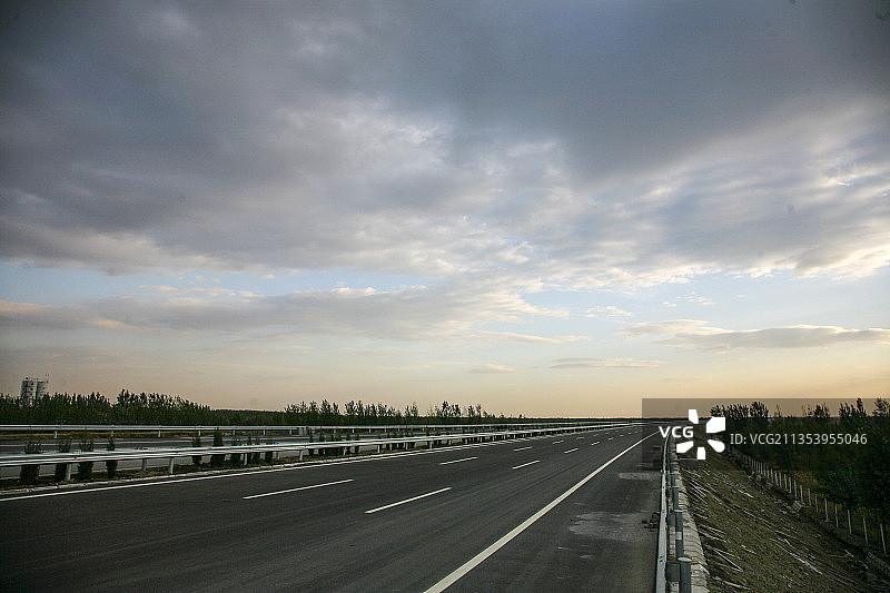 高速公路与云图片素材