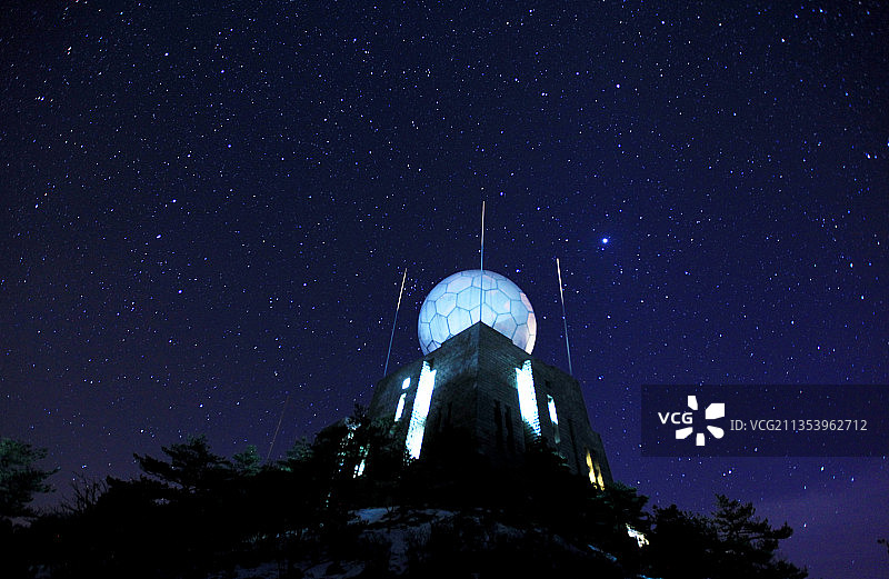 黄山风景区光明顶气象球上空的星空图片素材