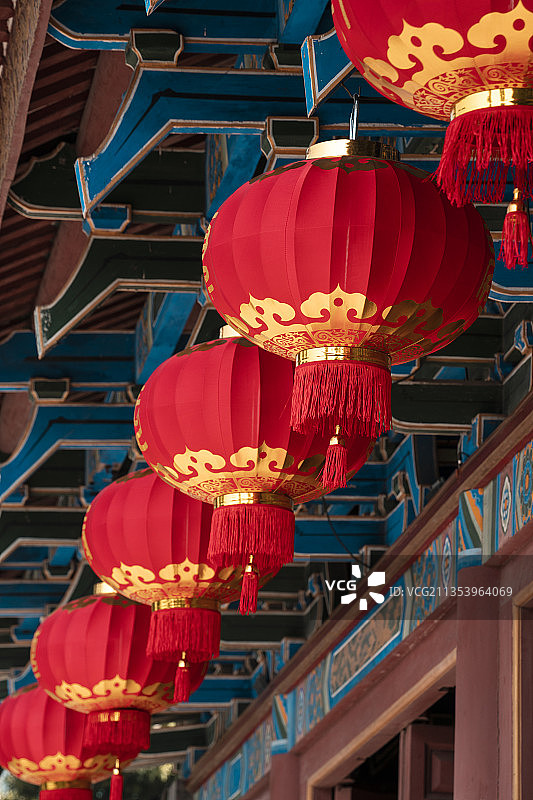 宫殿屋檐红灯笼图片素材