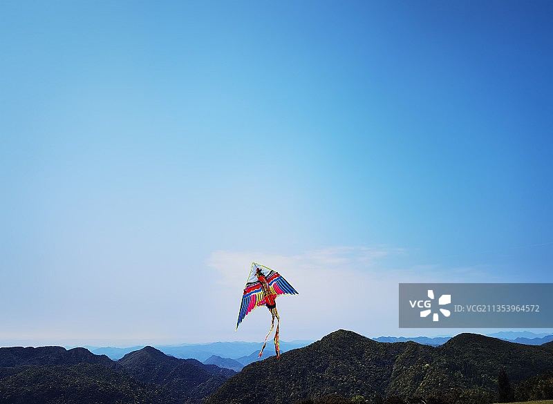 蓝天映衬下的风筝图片素材