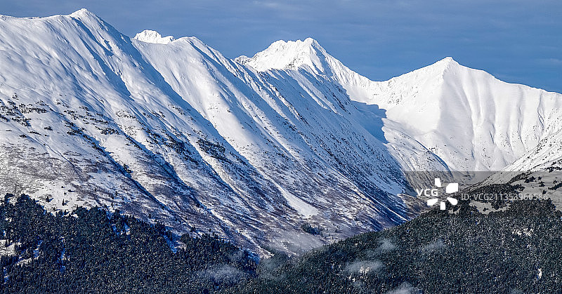 阳光下的阿拉斯加楚加奇雪山，雄伟，圣洁图片素材