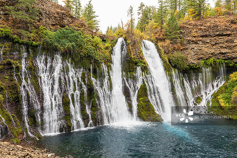 加州Burney Falls瀑布的秋色图片素材