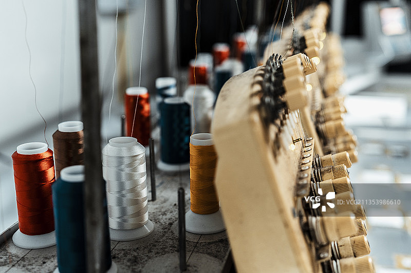 工厂内缝纫机和线的特写镜头。图片素材