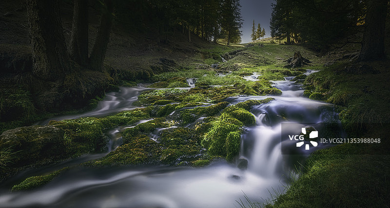 果子沟溪流图片素材