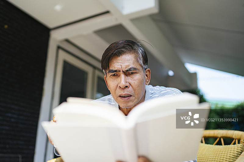 白发苍苍的老头读了这本书，情节却失败了。图片素材