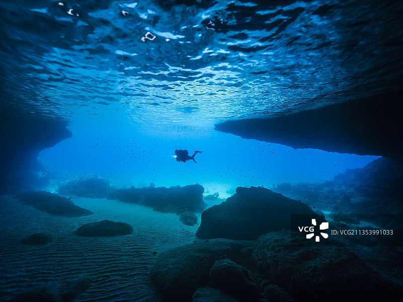 女人在海中水肺潜水图片素材