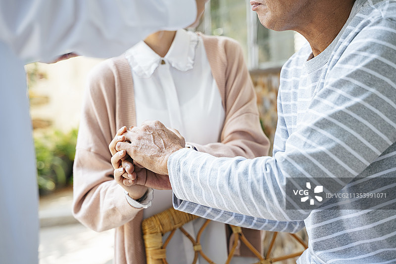 家访时，父亲和女儿手牵着手听医生的检查结果。图片素材