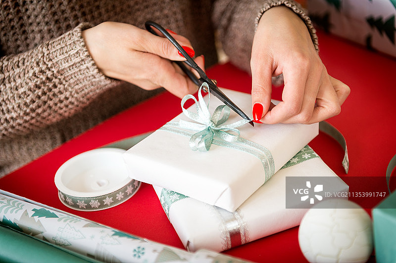 女子在桌上包装礼物，斯洛伐克图片素材