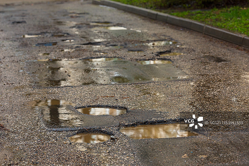 道路上的井盖高角度视图图片素材