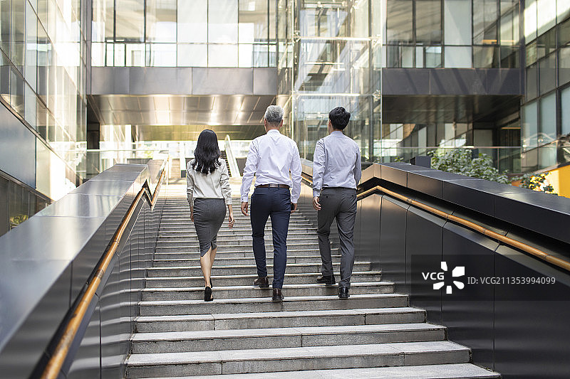 商务人士沿着台阶向上走图片素材