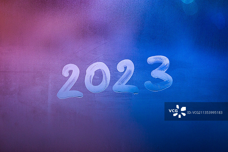 蓝色墙壁上的文字特写图片素材