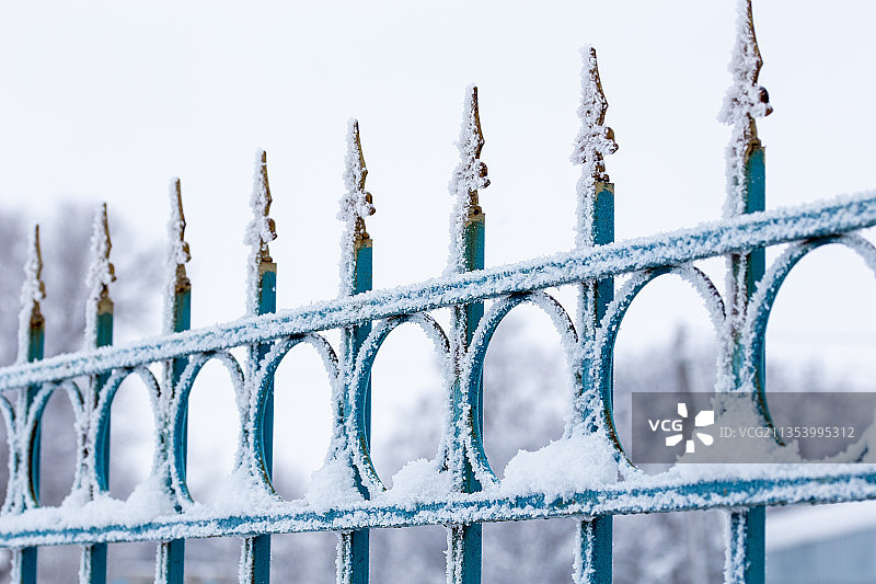 冰冻的栅栏特写，背景为天空图片素材