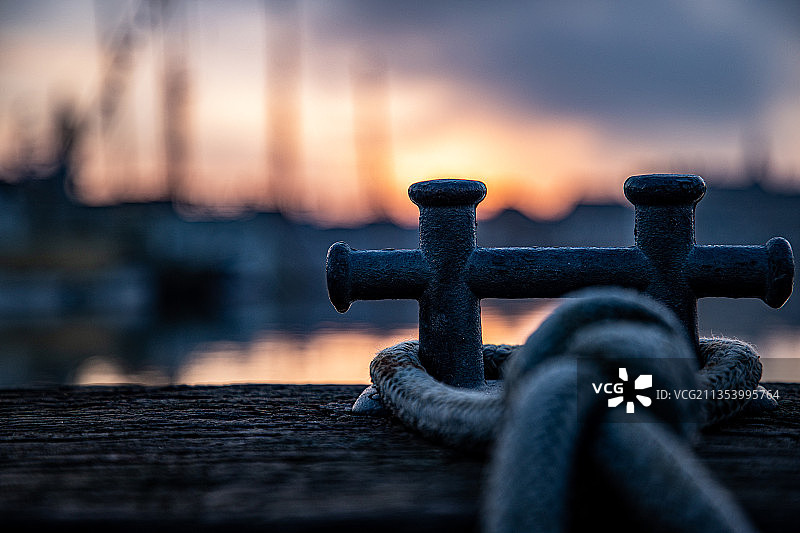 丹麦斯文堡日落时分天空背景下的生锈金属特写图片素材