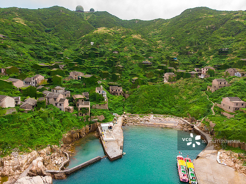 浙江省舟山市嵊泗列岛嵊山岛绿野仙踪无人村航拍全景图图片素材