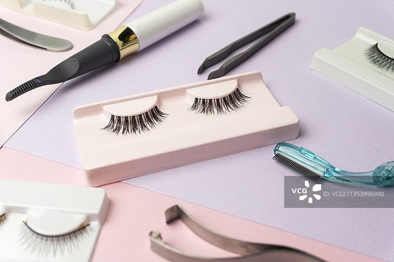 桌子上的美容产品高角度景观图片素材