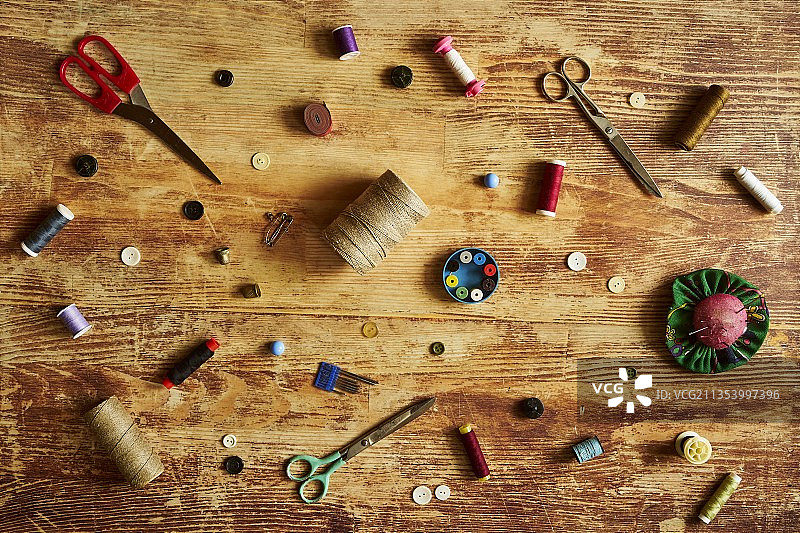 俯视拍摄：波兰桌子上的各种工具图片素材