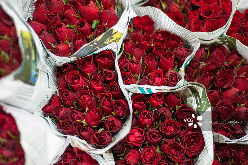 市场摊位上出售的玫瑰特写图片素材