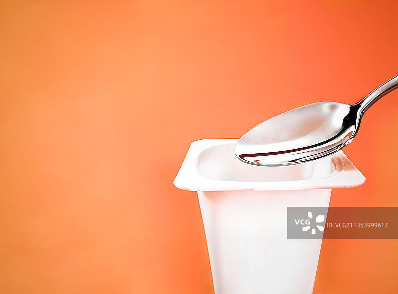 橙色背景下的空容器特写图片素材