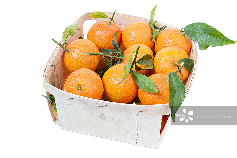 白色背景下容器中的橙子特写图片素材