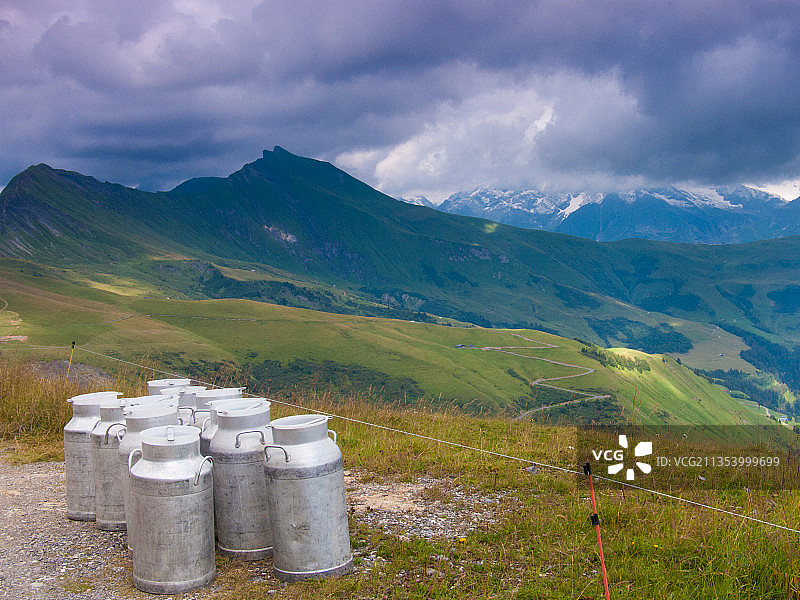 天空映衬下的山景图片素材