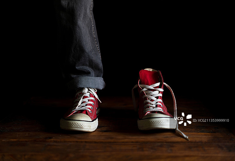 在西班牙巴达霍斯，男子站在地板上图片素材