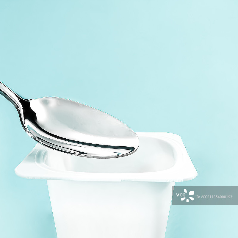 蓝色背景下的勺子特写图片素材